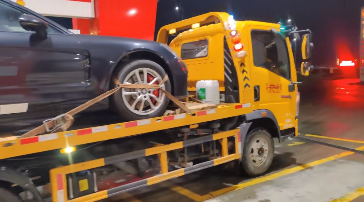 四平行车途中遇到突发状况该如何呼叫道路救援？